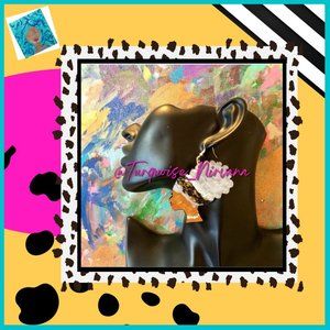 M-215: Lady with Puff - Foxy